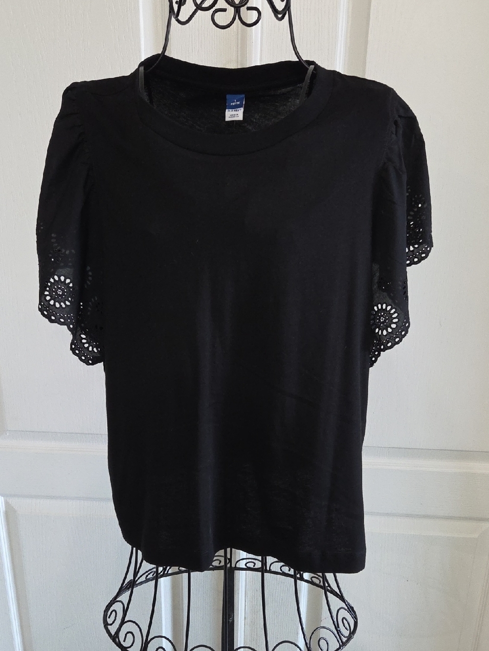 Old Navy Black Eyelet Sleeve Short Sleeve Tee